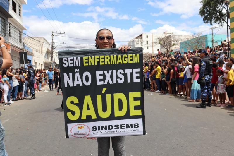Brumado: Durante desfile cívico, enfermeiros protestam contra decisão do STF que suspendeu piso salarial da categoria