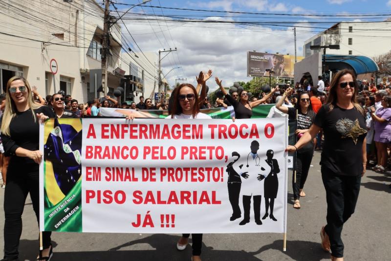 Brumado: Durante desfile cívico, enfermeiros protestam contra decisão do STF que suspendeu piso salarial da categoria