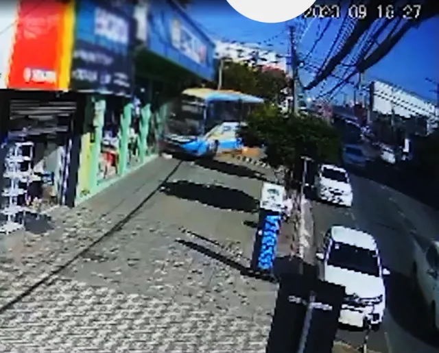 Ônibus perde freio desce rua sozinho, atinge loja e deixa idosa ferida em Vitória da Conquista