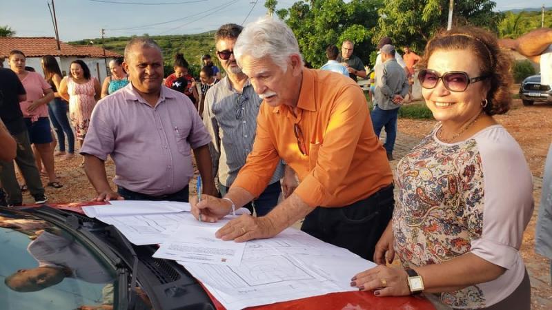 Ordem de serviço é assinada para construção de escola de grande porte no distrito de Cristalândia em Brumado