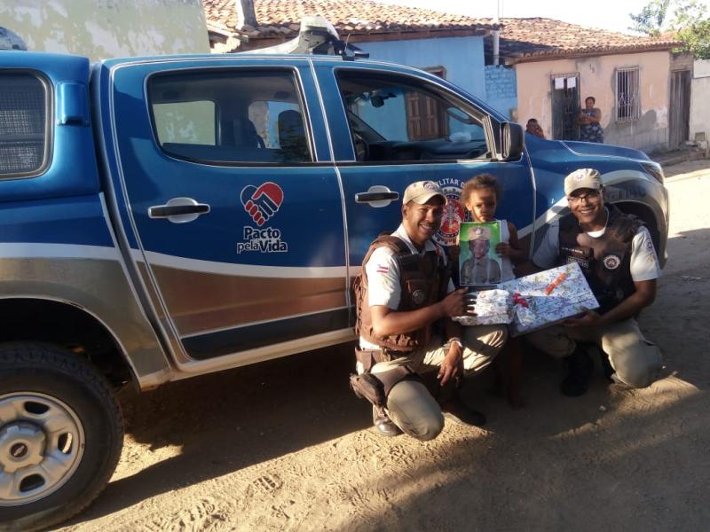 Peritos e PMs fazem surpresa para criança em Itaberaba
