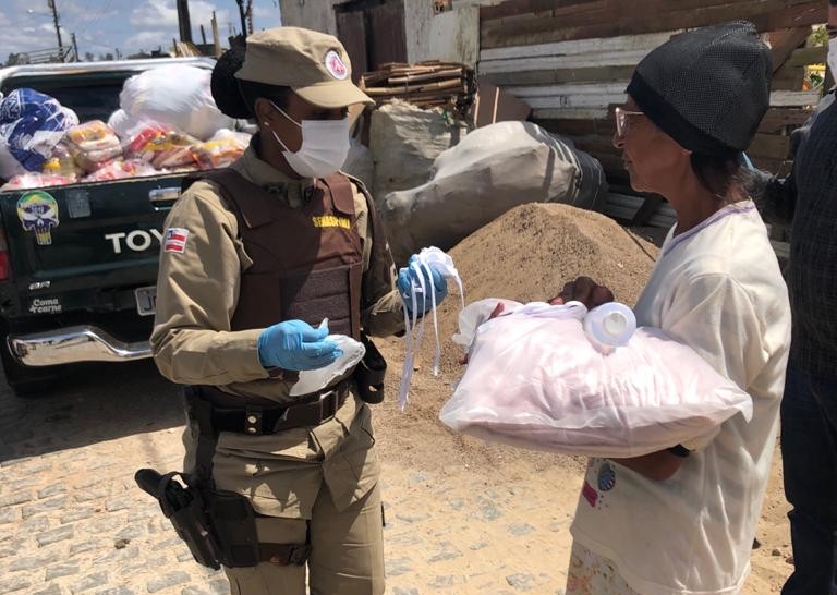 Vitória da Conquista: Base Comunitária entrega cestas básicas para famílias carentes