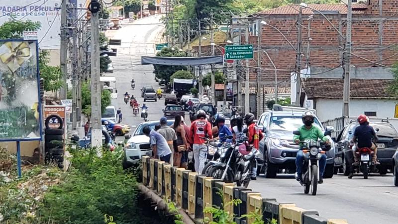 Brumado: Idoso perde controle da direção e Fiat Strada fica pendurado na ponte do bairro São Félix