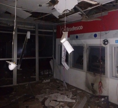 Grupo armado explode banco do Bradesco em Piatã