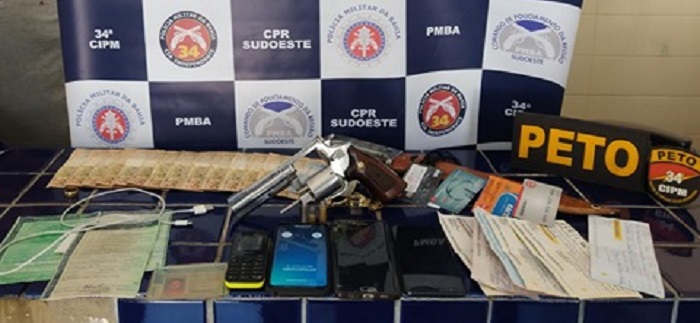 Duas pesssoas são presas em Brumado por porte ilegal de armas e veículo adulterado