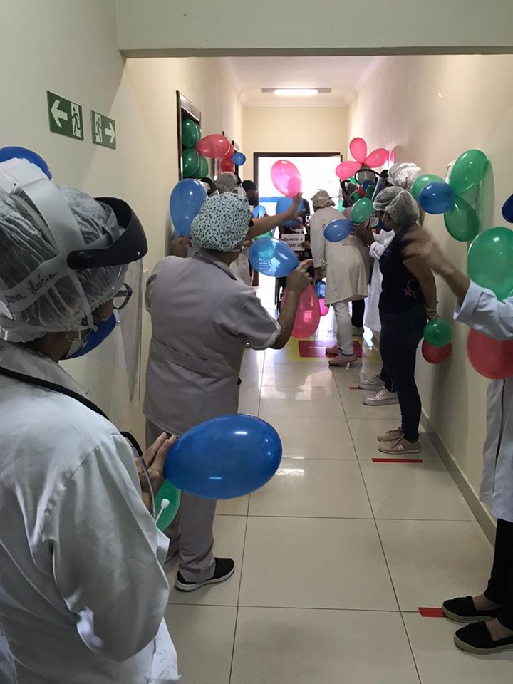 Pacientes curados da Covid-19 são recebidos com festa em clínica de Brumado