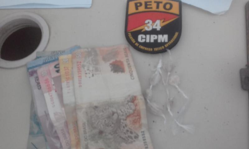 Polícia apreende droga e dinheiro na Rua Dois de Julho em Brumado; uma pessoa foi detida