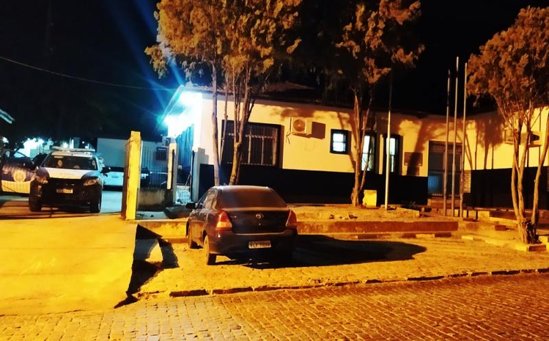 Brumado: Mulher acusa homem de mantê-la em cárcere privado, cortar seus cabelos com faca e fugir com seu filho