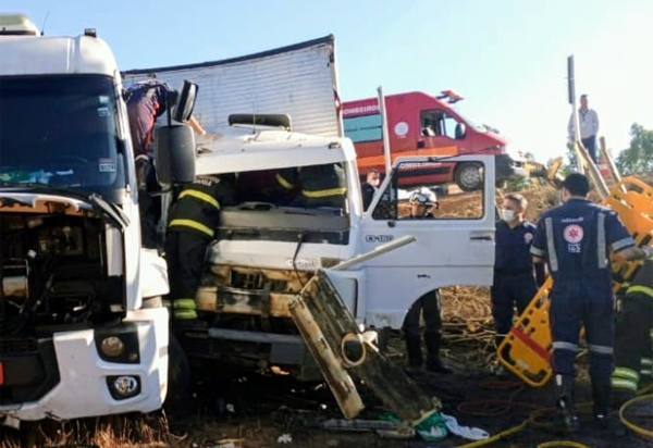 Bombeiros retiram homem preso em ferragens vítima de acidente na BR-030