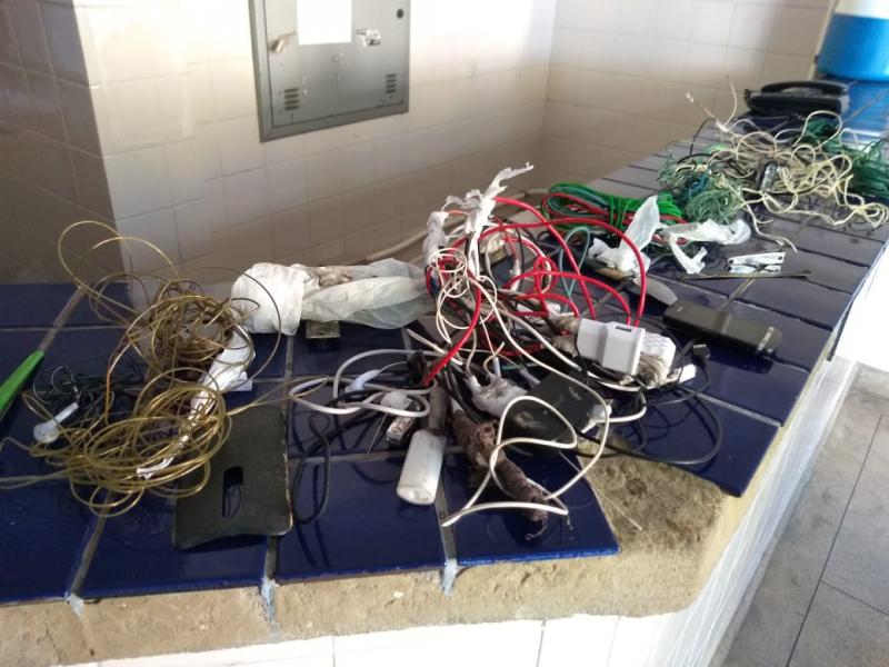 Polícia encontra celular e objetos cortantes durante revista na delegacia de Brumado