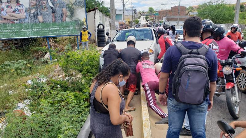 Brumado: Idoso perde controle da direção e Fiat Strada fica pendurado na ponte do bairro São Félix