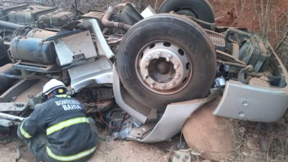 Caminhão carregado de manga capota na Serra do Brindes trecho entre Guanambi e Caetité