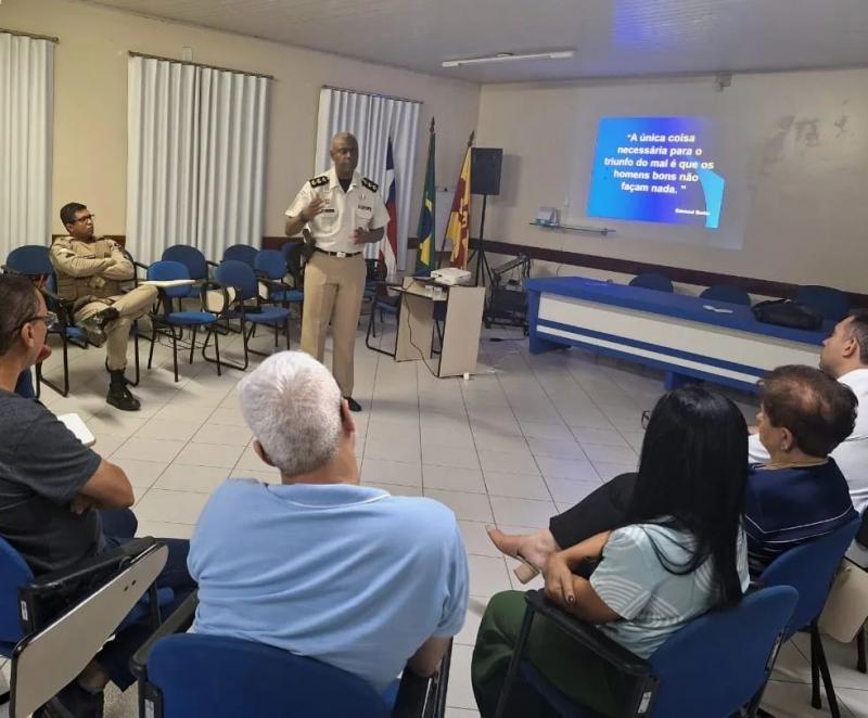 Comandante do 24° Batalhão de Polícia Militar de Brumado se reúne com associados da CDL