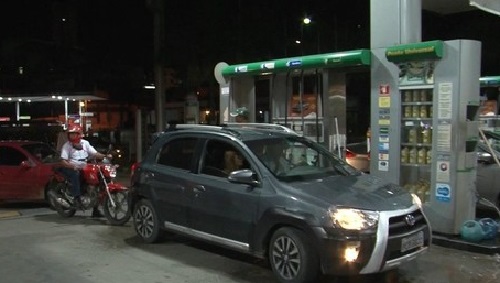 Motoristas abastecem R$ 0,50 em protesto contra o valor da gasolina, que chega a R$ 4,29 no sul da BA