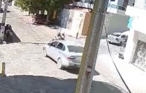 Duas jovens são arremessadas de motocicleta após batida em carro em Ibotirama