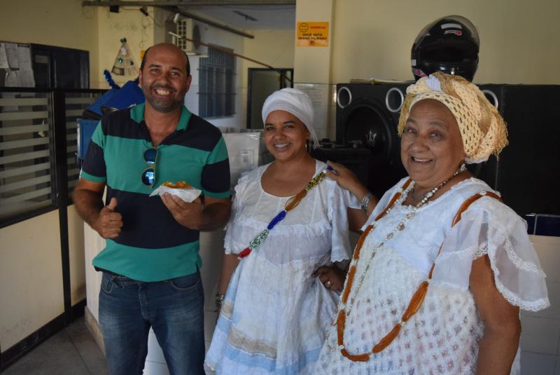 Em Brumado, Baiana mantém tradição e serve acarajé para funcionários e presos na delegacia