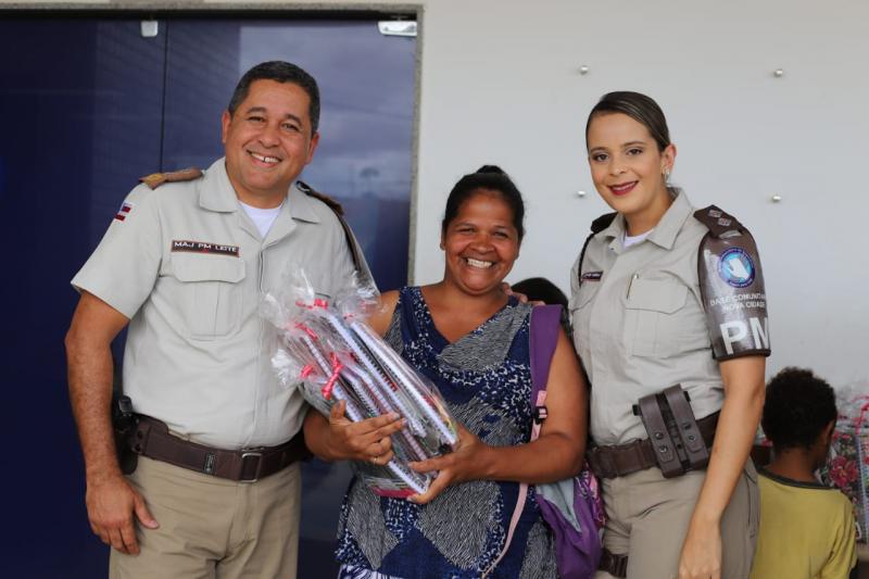 Base Comunitária distribui material escolar para crianças carentes em vitória da Conquista