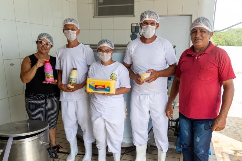 Leite da agricultura familiar é transformado em novos produtos no laticínio de Caturama