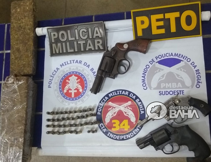 Três revólveres, drogas e munições foram apreendidos no Bairro do Mercado em Brumado