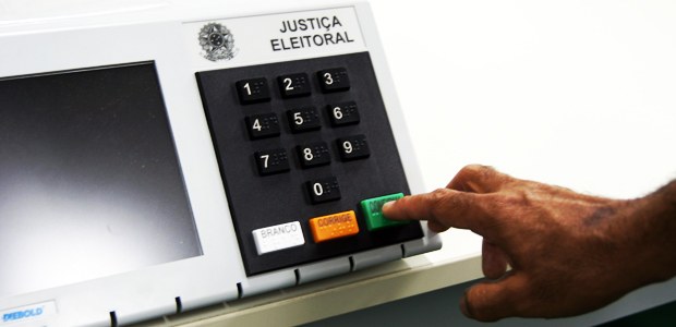 Votos nulos e brancos não anulam eleições, entenda