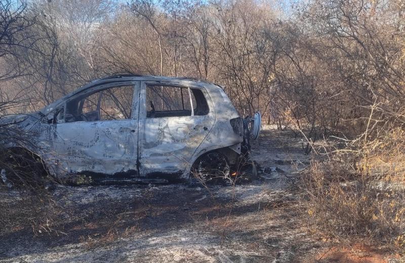 Veículo é consumido pelo fogo após acidente no distrito de Ubiraçaba em Brumado