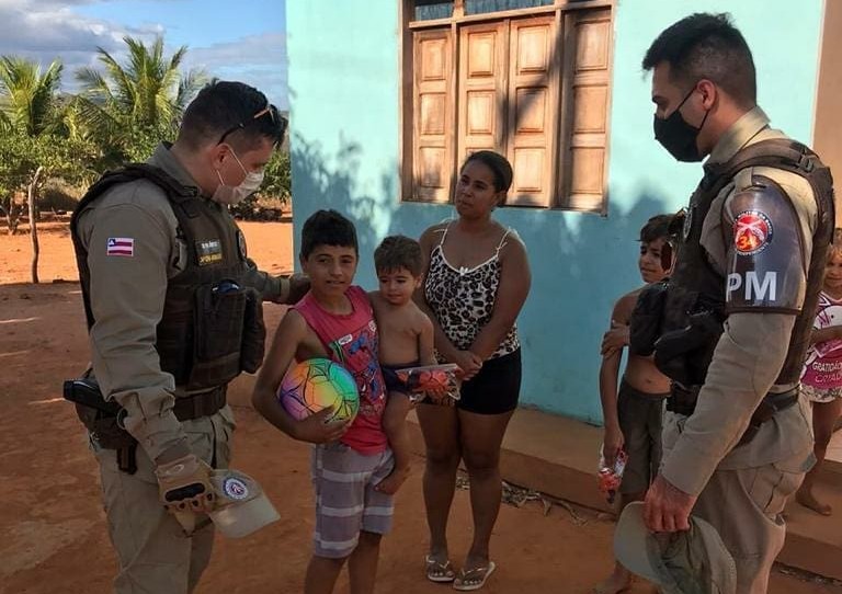 Malhada de Pedras: Policiais da 34ª CIPM entregaram presentes em comemoração ao Dia da Crianças 