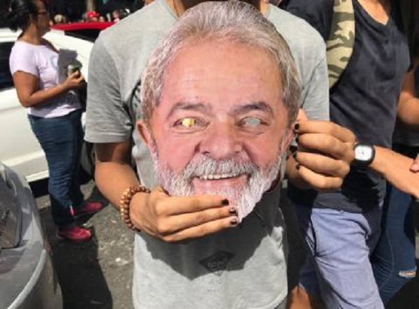 Sem aval de Haddad, petistas defendem que atos por educação preguem 'Lula livre'
