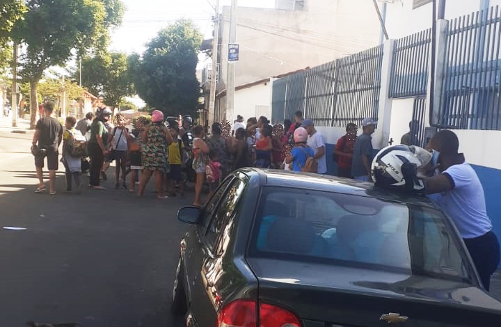 Em surto, jovem pula muro e ameaça alunos de escola em Brumado; ele foi detido pela PM