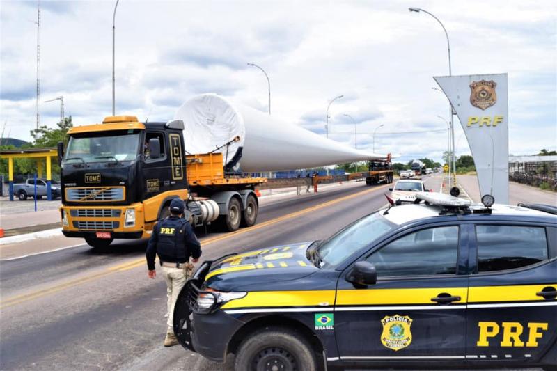 PRF garante segurança viária na escolta de pás eólicas destinadas a construção de parques de eólicos na Bahia