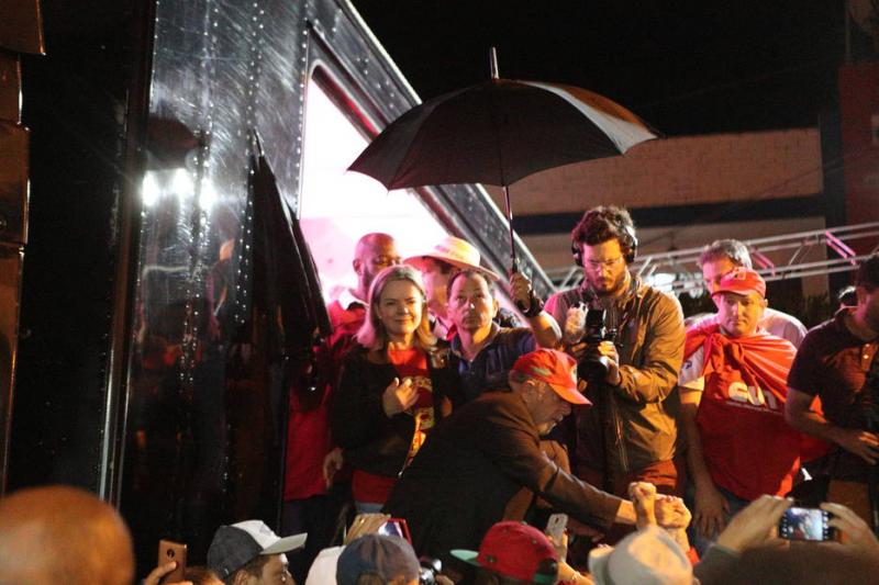 Palanque de Lula é atingido por ovos e ex-presidente reage: 'canalha não tem cara'