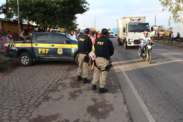 SSP e PRF liberam motoristas e desbloqueiam rodovias federais na Bahia