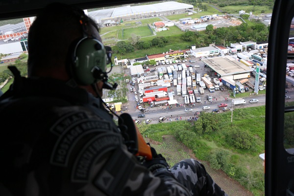 SSP e PRF liberam motoristas e desbloqueiam rodovias federais na Bahia