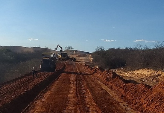 Obras de pavimentação asfáltica estão a todo vapor no trecho que liga Umburanas à Cristalândia em Brumado