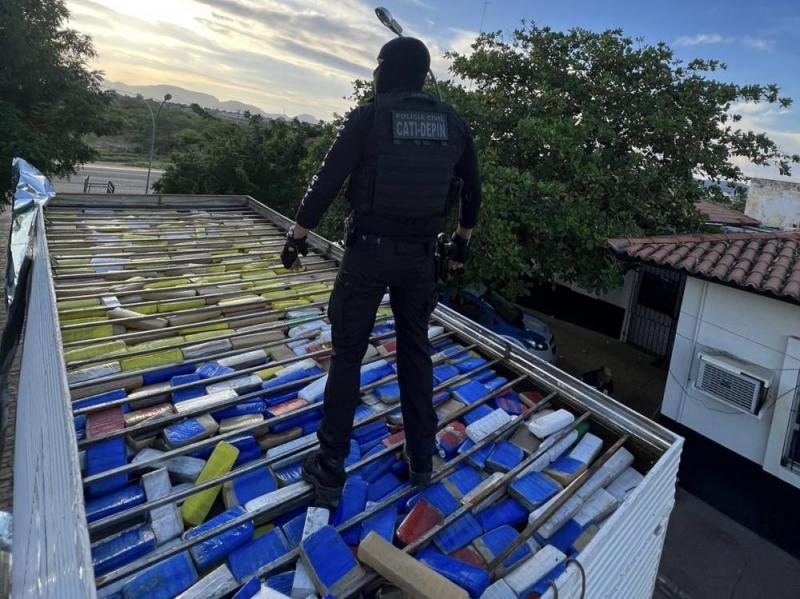 Polícia Civil apreende 600 kg de maconha na BR-030 em Ibiassucê