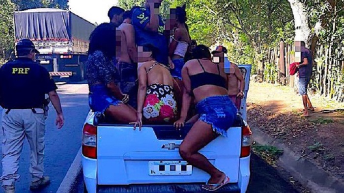 Jovem é preso por dirigir bêbado e transportar 20 pessoas em carreta no interior da Bahia