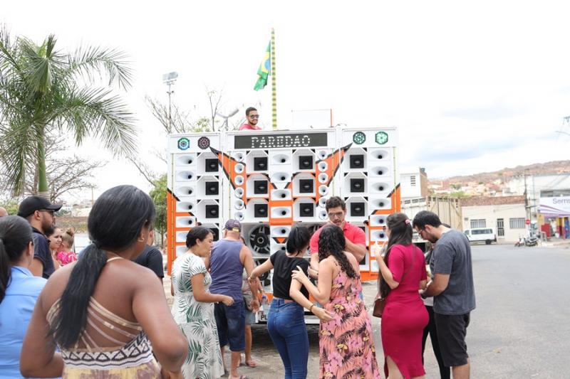 Recepcionada por amigos e familiares influenciadora digital Aloma Gomes chega em Brumado