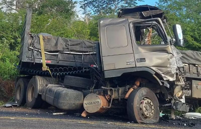 Motorista de ônibus morre após batida com caminhão entre Planaltino e Maracás