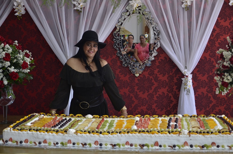 Perinalva Dias celebra mais um ano de vida ao lado de amigos e associados em Brumado 