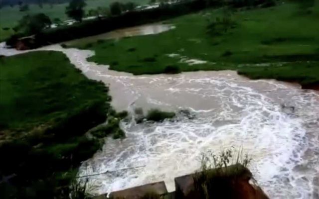 Barragem na propriedade de Nilo Coelho ameaça romper e pode causar danos na BA-263 em Vitória da Conquista