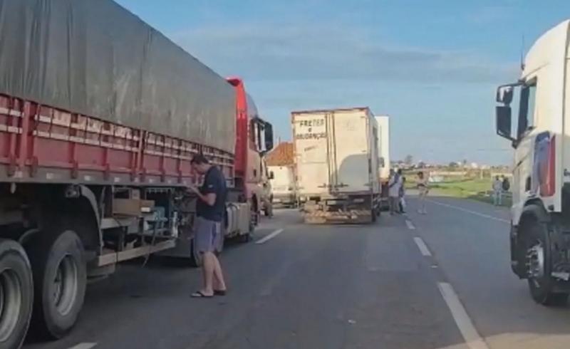 Caminhoneiros fecham rodovias em protesto contra vitória de Lula