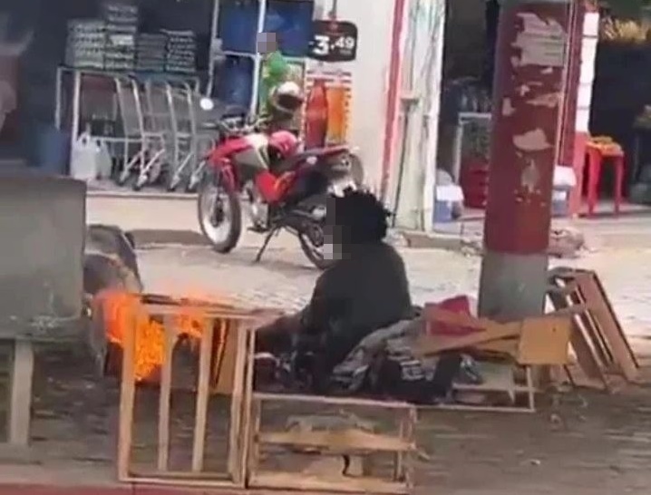 Prefeitura de Brumado presta esclarecimentos sobre morador de rua que está alojado em rotatória