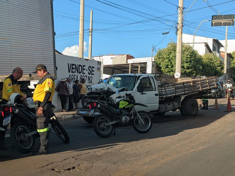 Motorista fica ferido após veículo perder freios e atingir caminhão na Av. Coronel Santos em Brumado