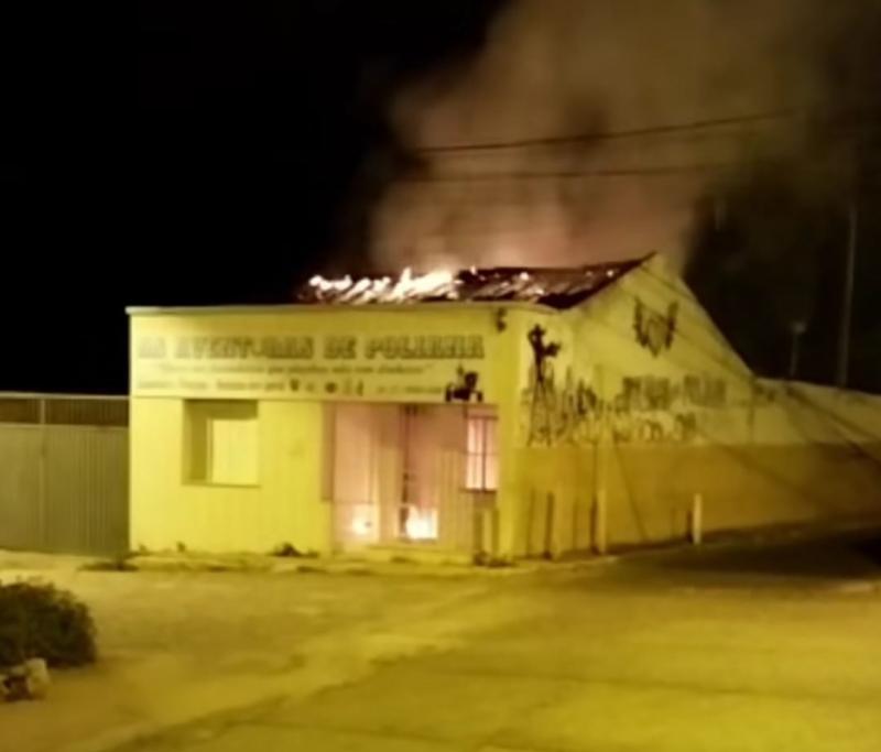 Curto circuito em ar-condicionado provoca incêndio e deixa casa destruída em Brumado