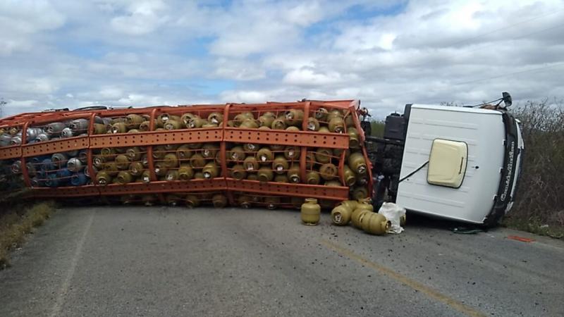 Caminhão carregado de botijões de gás tomba entre Contendas do Sincorá e Maracás 