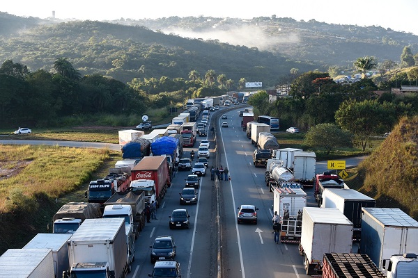 Caminhoneiros protestam contra alta do diesel na Bahia e outros 16 estados