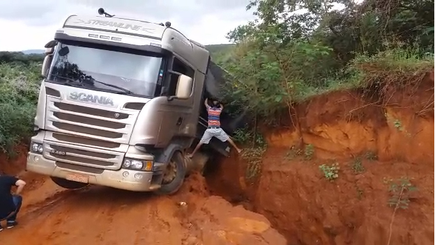 Carreta quase tomba devido estradas ruins em Rio do Antônio; prefeitura diz que a recuperação está programada