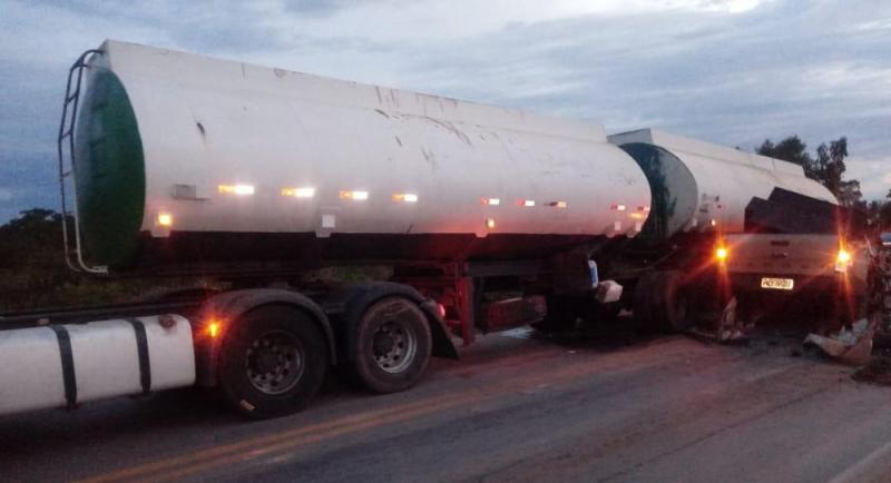 Caminhonete fica destruída ao ser esmagada por carretas na BA e motorista sobrevive com ferimentos leves