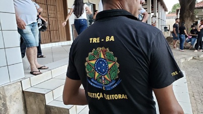 Muitas pessoas comparecem nas eleições para Conselheiros Tutelares em Brumado