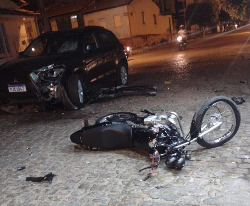 Brumado: Colisão entre carro e moto deixa motociclista ferido 