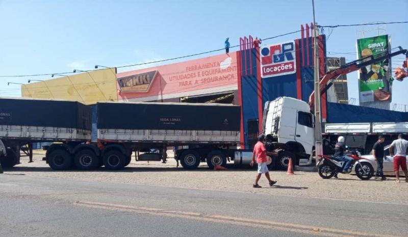 Brumado: Carreta desgovernada atinge caminhão na Av. Centenário